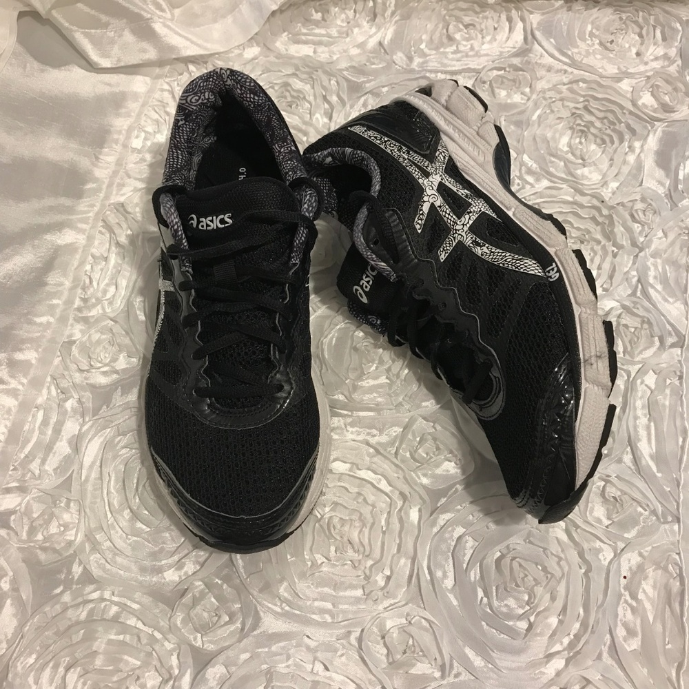 Asics gel black and white